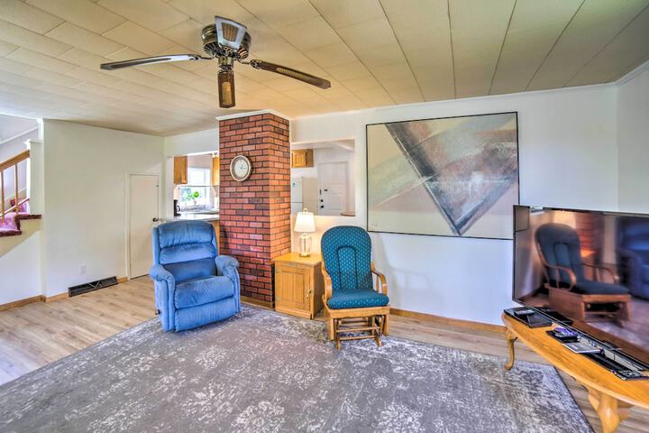 Cozy Ishpeming Cottage w / Lake & Park Views!