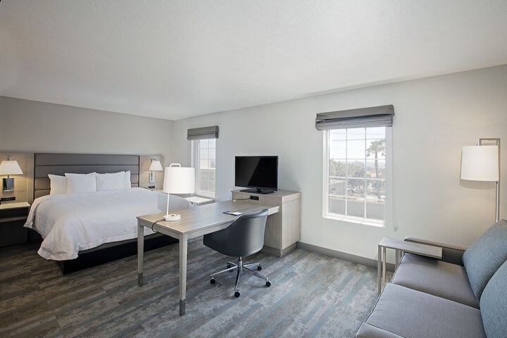 Room 17 of 38