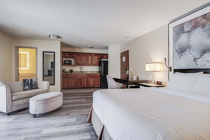 Cottonwood Suites Savannah Hotel & Conference Center