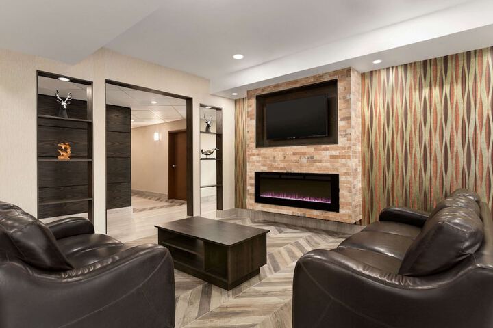 Super 8 by Wyndham Ajax / Toronto On