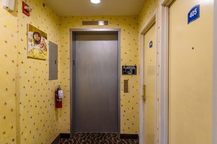 Ballroom/Hall 34 of 36