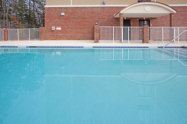 Holiday Inn Express & Suites Hope Mills-Fayetteville Arpt by IHG
