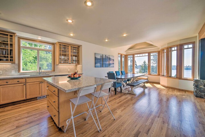 Spacious Lake Stevens Home w / Fire Pit Patio