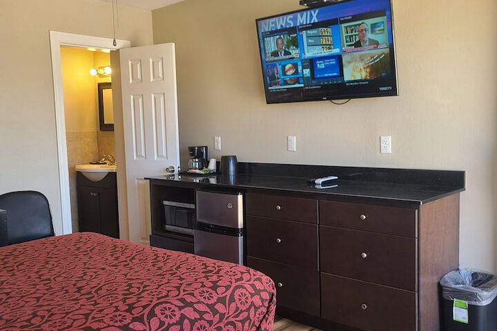 Room 8 of 9
