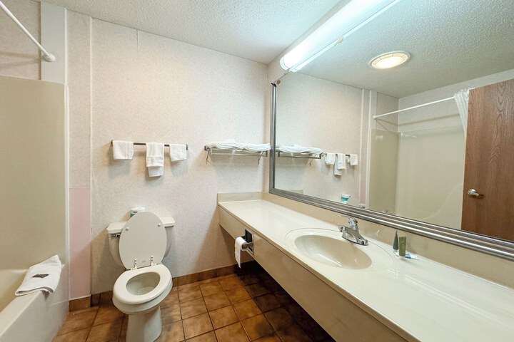 FairBridge Inn & Suites Batavia - Darien Amusement Park