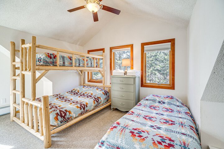 Woodland Park Chalet w / Deck Grill & Mtn Views!