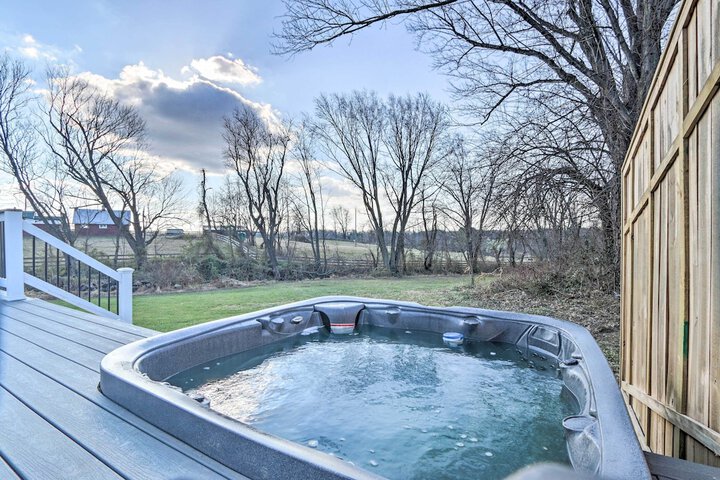Morrisonville Manor w / Fire Pit & Hot Tub!