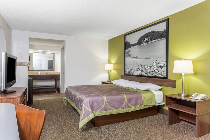 Room 17 of 28