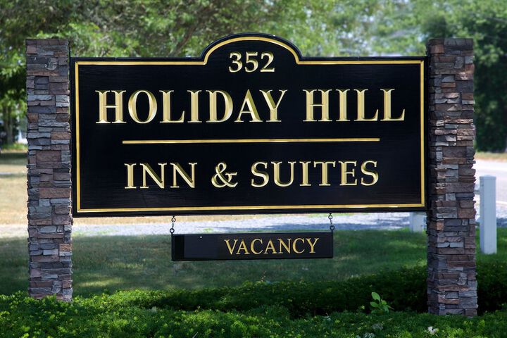 Holiday Hill Inn & Suites