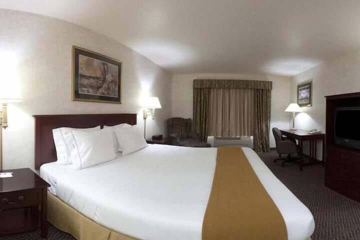 Holiday Inn Express Hotel & Suites Fort Atkinson by IHG