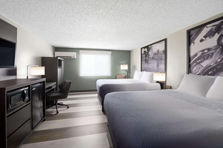 Room 17 of 28