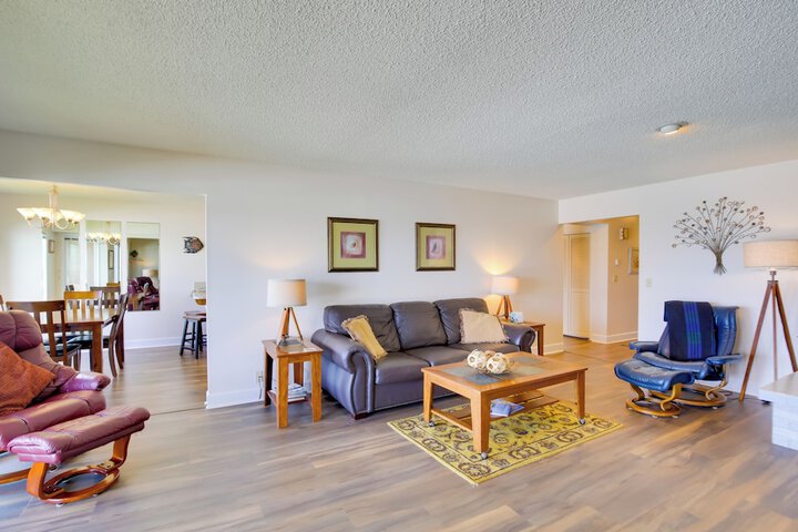 Comfortable Lincoln City Condo w / Patio & Views!