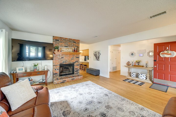 Family-friendly Broken Arrow Retreat w / Yard!