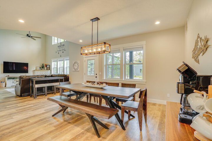 Spacious Donnelly Family Home w / Private Hot Tub!