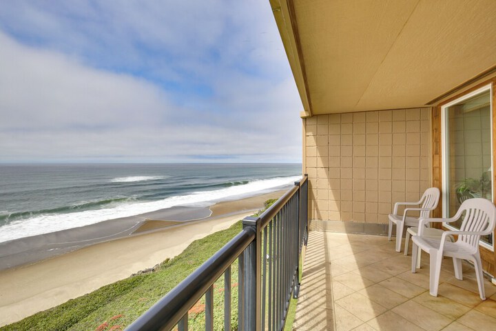 Lincoln Beach Condo w / Balcony + Ocean Views!