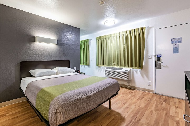 Room 16 of 30
