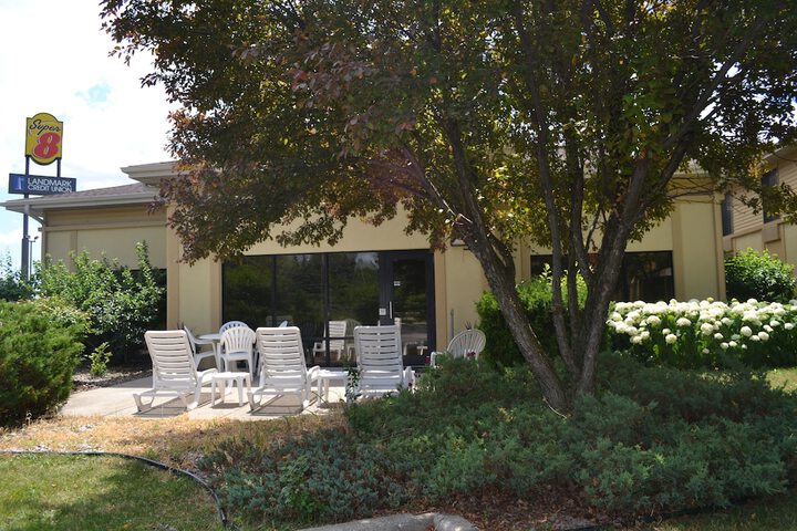 Super 8 by Wyndham Germantown / Milwaukee