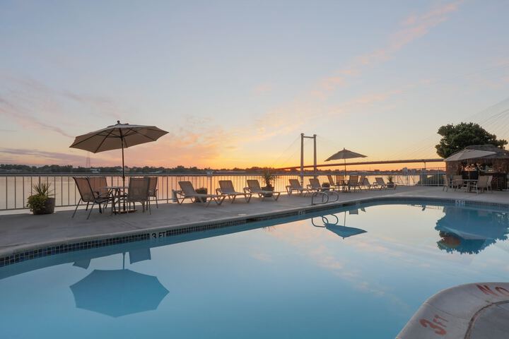 Clover Island Inn