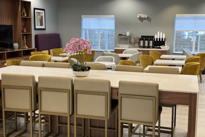 Lounge 56 of 60