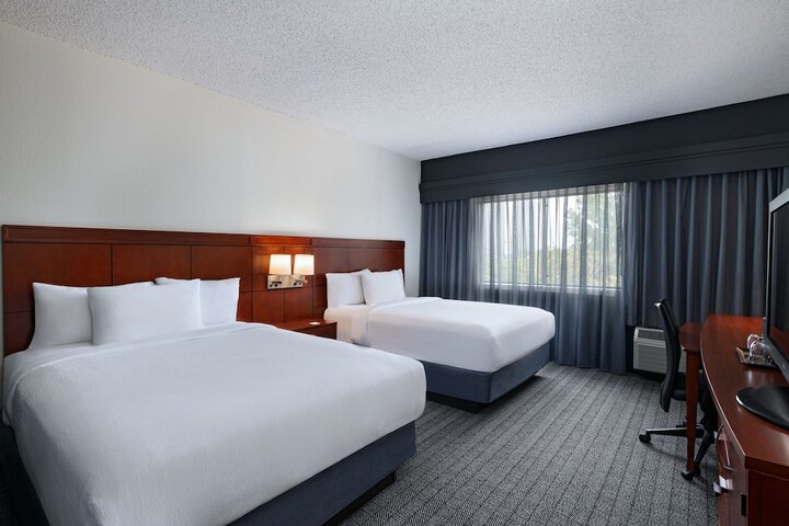 Courtyard by Marriott Dallas Arlington / Entertainment Dist