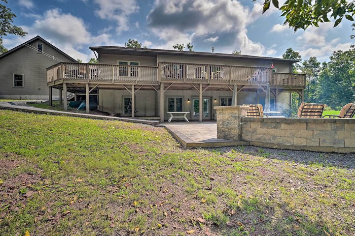Family-friendly Retreat w / Deck in Cassville!