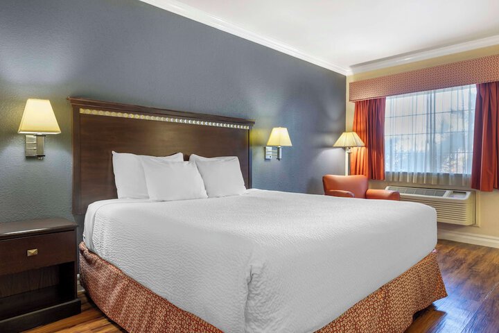 Room 32 of 40