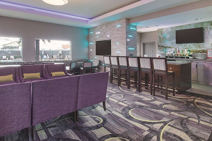 Lounge 55 of 58