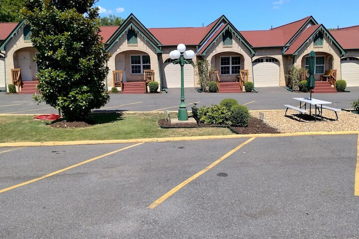 Hotel Exterior 204 of 211