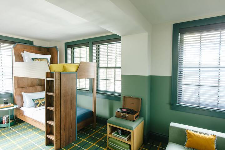 Room 19 of 48