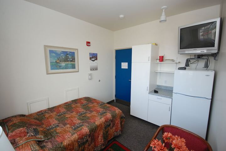 Room 33 of 48