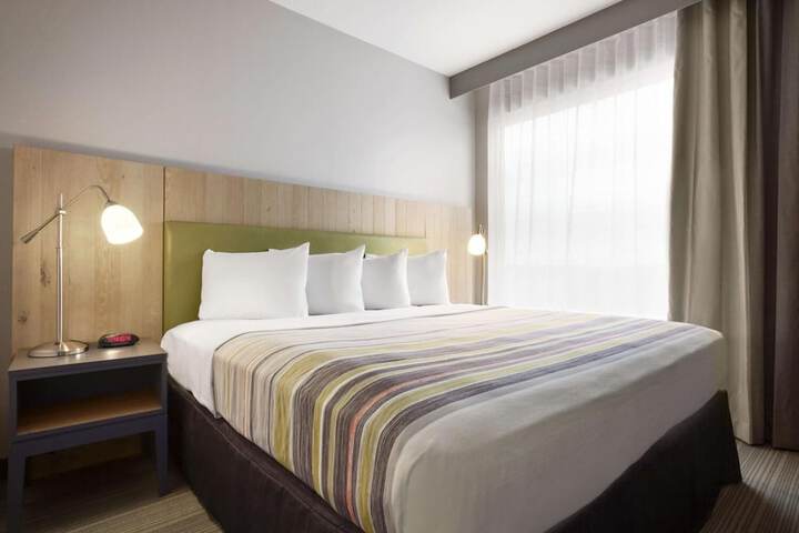 Country Inn & Suites by Radisson Germantown, WI