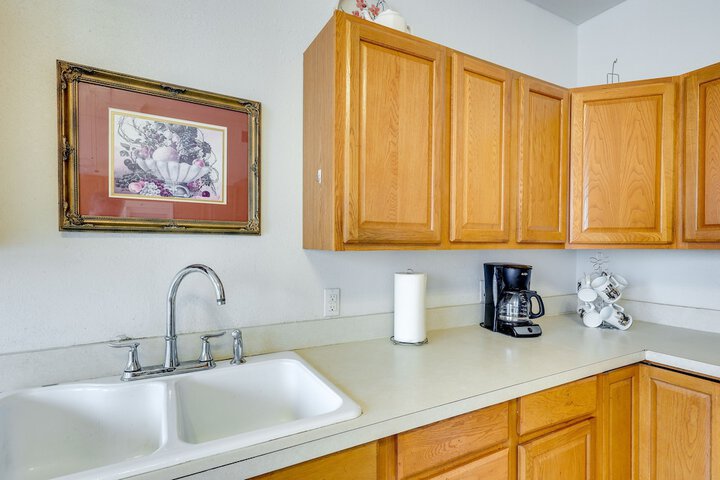 Paris Vacation Rental 15 Mi to Mount Magazine!