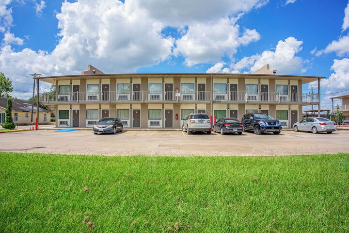 Regency Inn & Suites by OYO Bay City TX