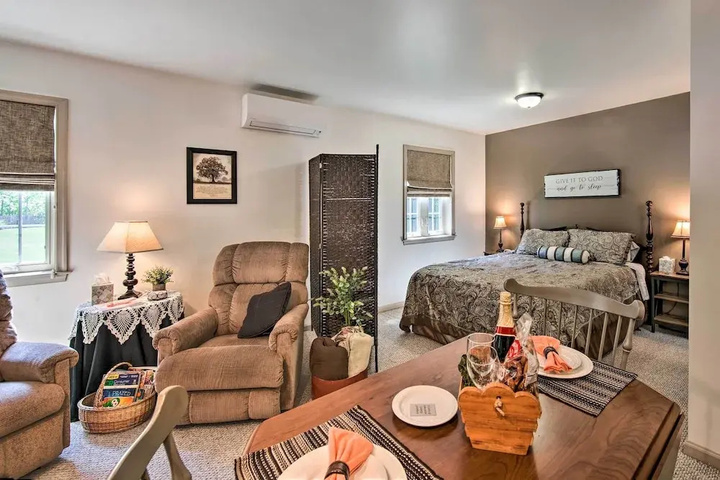Cozy garden Room in Welsh Mountain Suites!