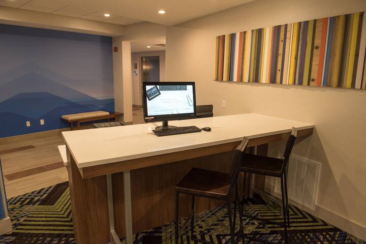 Holiday Inn Express & Suites Warsaw - E Center by IHG