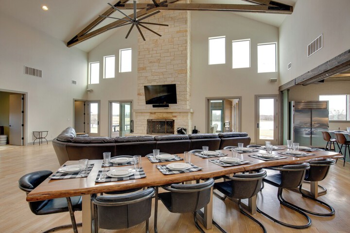 Game Room Fireplaces, On-site Lake! Kaufman Home