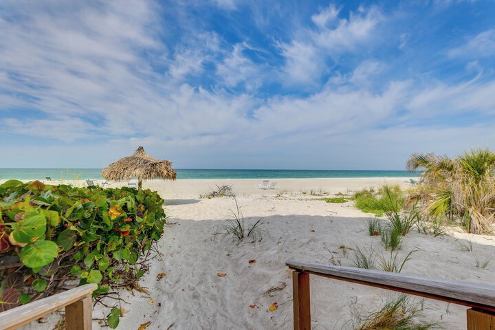 Sunlit Longboat Key Escape w / Private Resort Beach