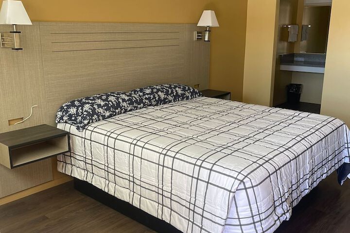 Room 10 of 16