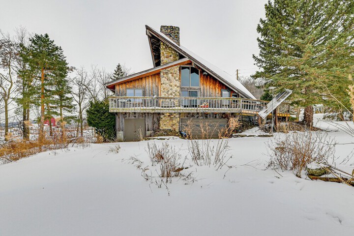 Near Canandaigua Lake: Retro Cabin w / Deck & Views