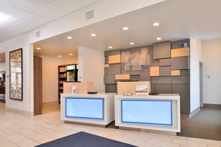 Holiday Inn Express & Suites Farmington Hills - Detroit by IHG