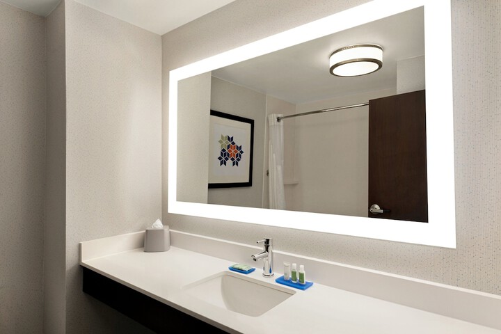 Holiday Inn Express & Suites Shawnee by IHG