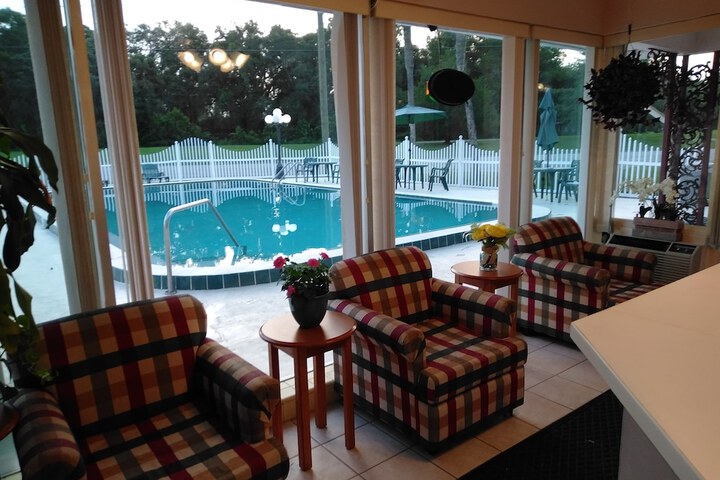 Carriage Inn Motel