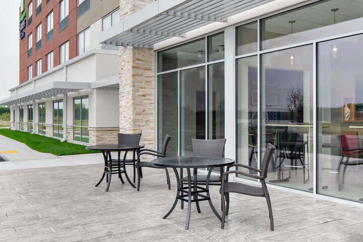 Holiday Inn Express & Suites Elkhorn - Lake Geneva Area by IHG