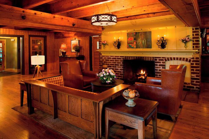 Lounge 136 of 153