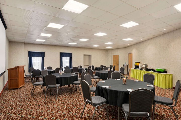 Ballroom/Hall 19 of 21