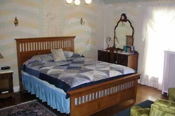 Chestnut Charm Bed & Breakfast
