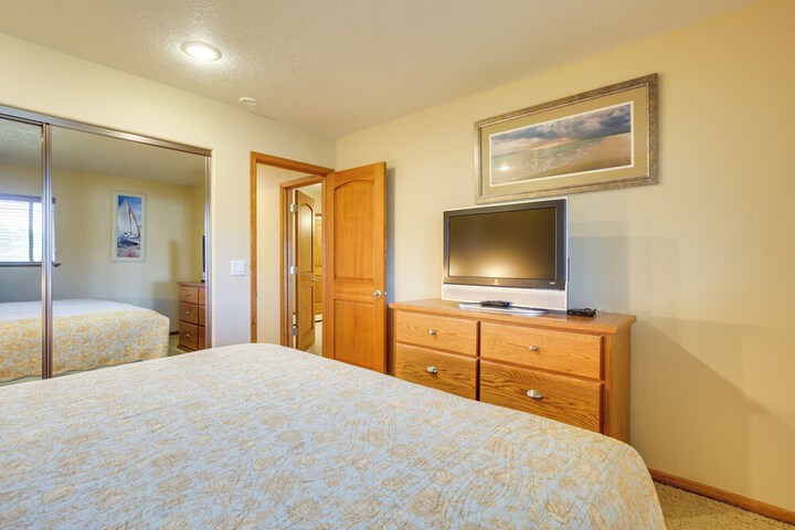 Lincoln Beach Condo w / Balcony + Ocean Views!