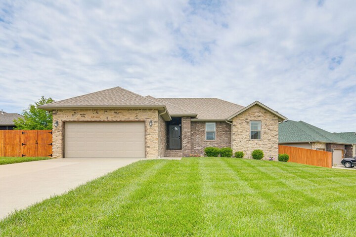 Pool Access Grill & Gazebo: Ozark Getaway!