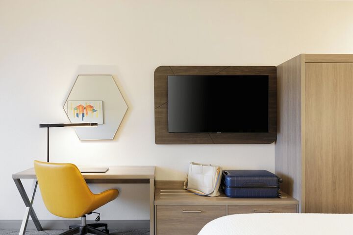 Holiday Inn Express Garden City East by IHG