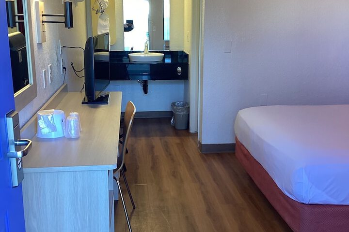 Room 21 of 34